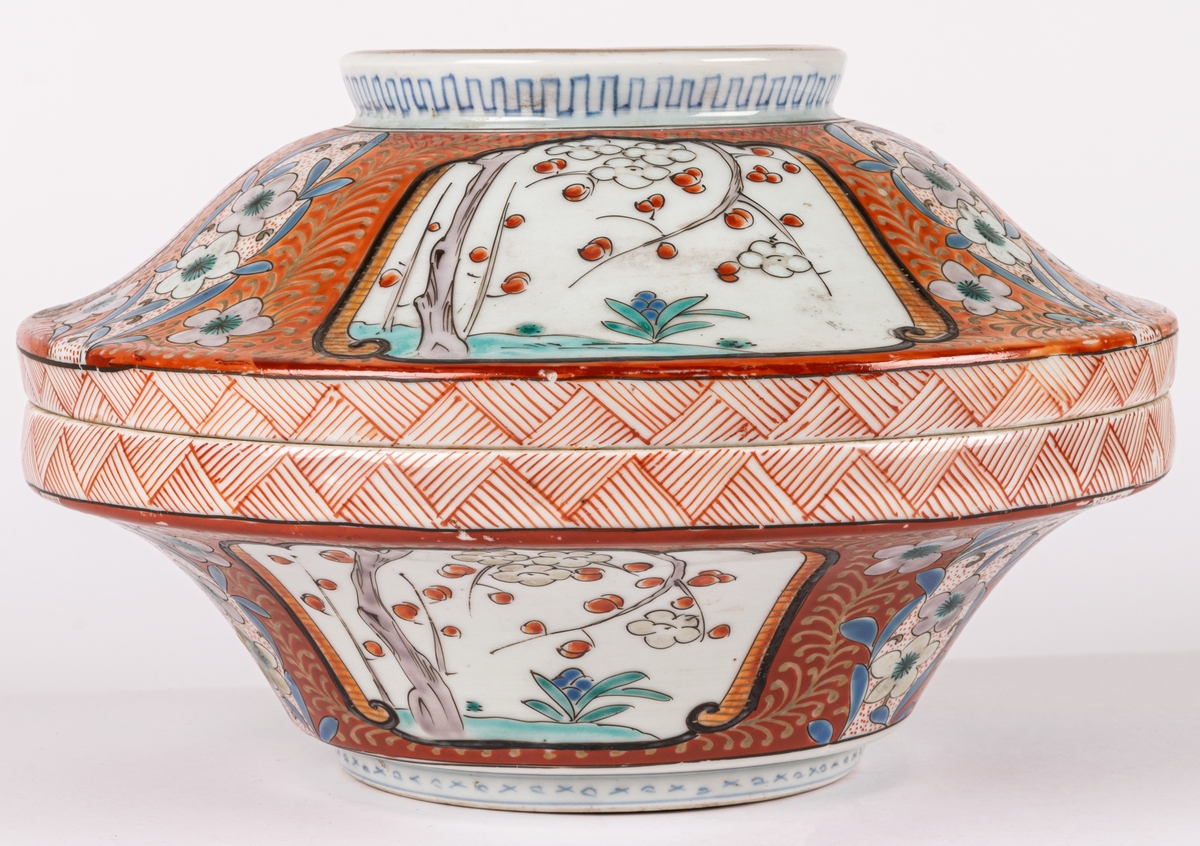 Karott, ostindiskt porslin, polykrom dekor med lock.