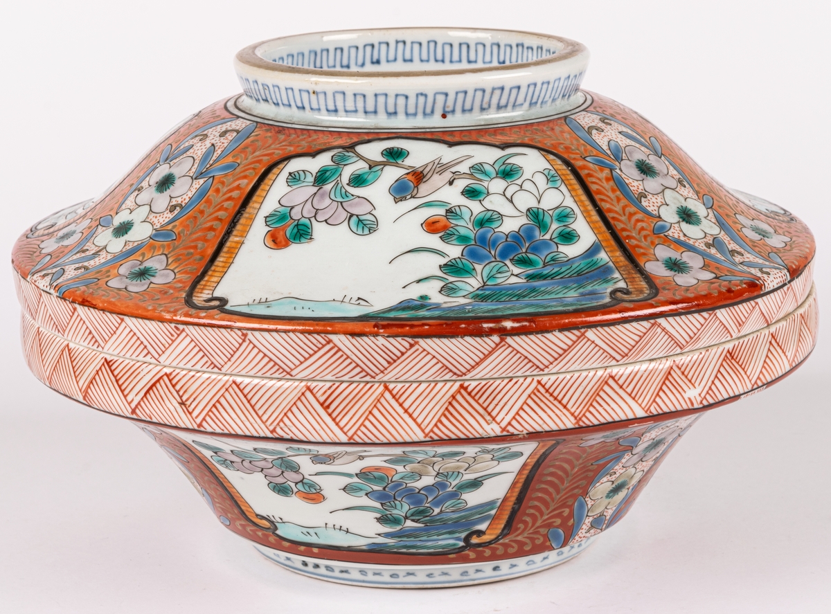 Karott, ostindiskt porslin, polykrom dekor med lock.