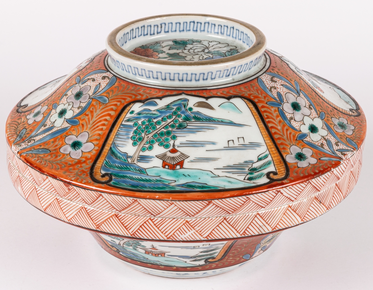 Karott, ostindiskt porslin, polykrom dekor med lock.