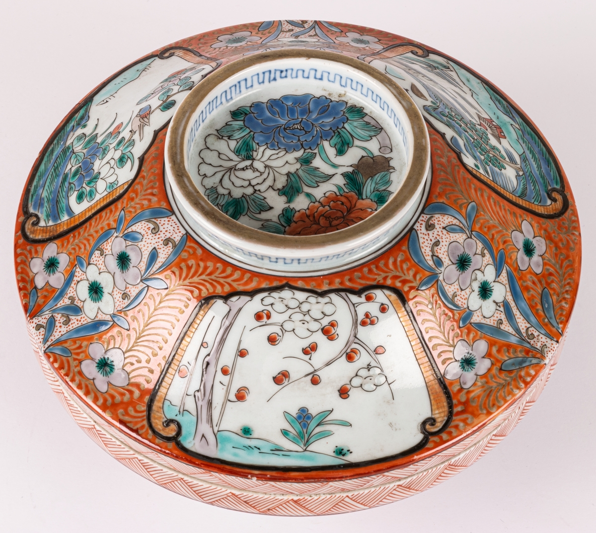 Karott, ostindiskt porslin, polykrom dekor med lock.