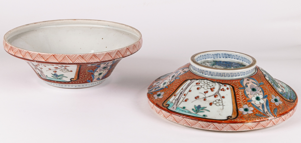 Karott, ostindiskt porslin, polykrom dekor med lock.