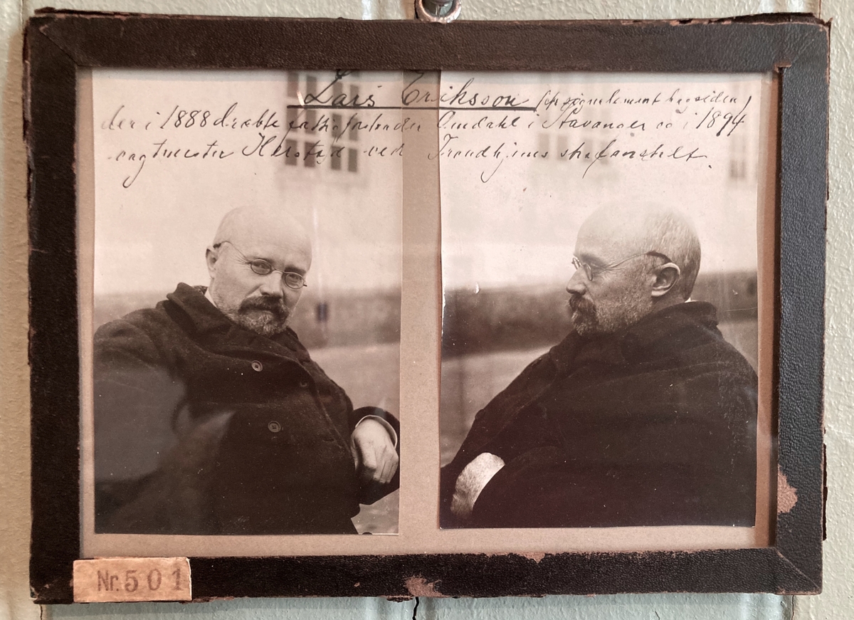 To fotografier av en mann.  Et tatt forfra, det andre tatt fra siden. Fotografiene er innrammet.  Mannens signalement er skrevet på baksiden.