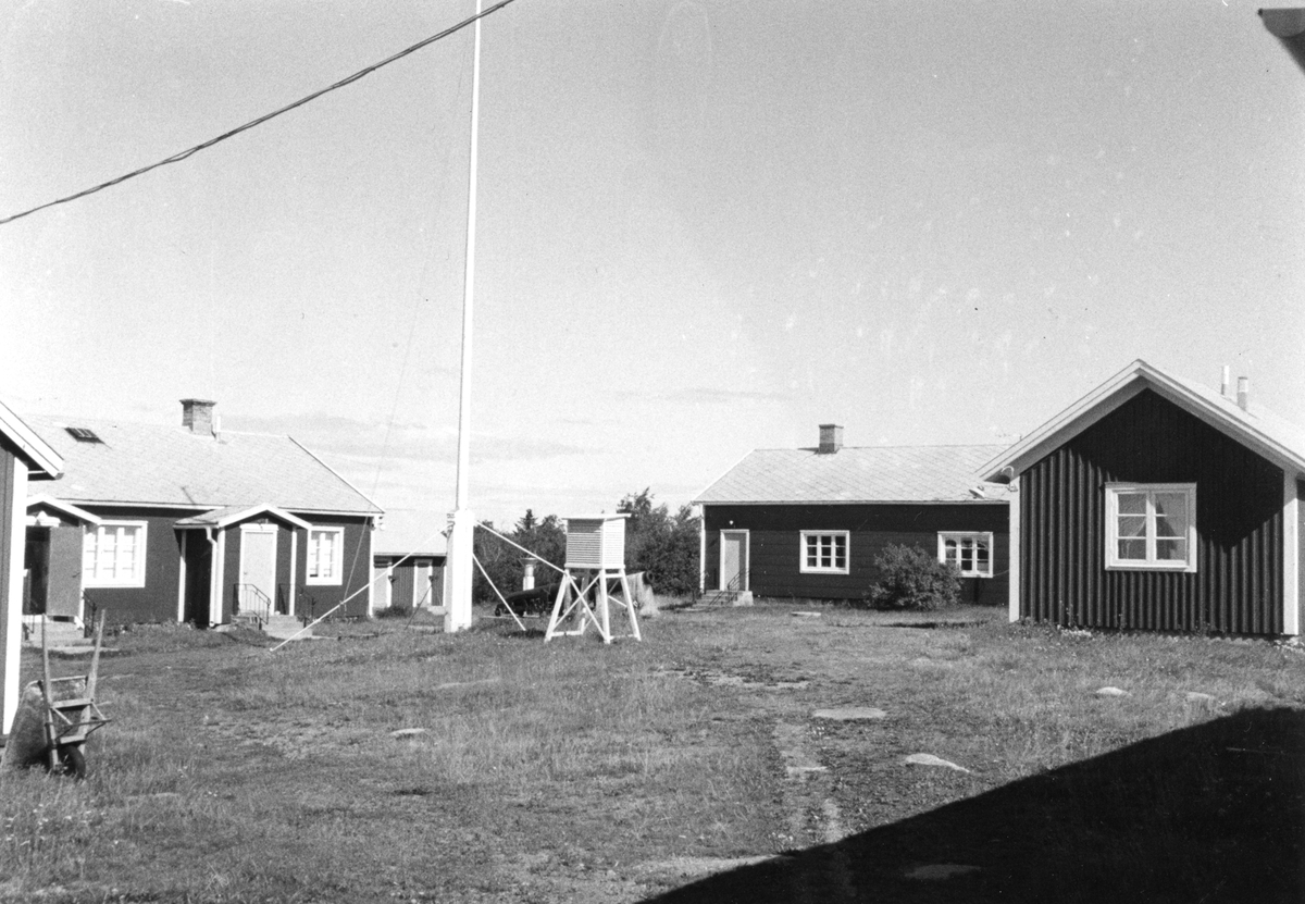 Holmögadds fyrplats från öster. Byggnaderna är från vänster: bostadshus, förråd, bostadshus samt tvättstuga med bastu.