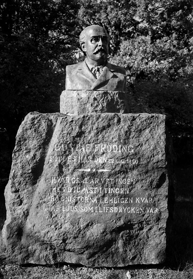 Minnesten med byst av Gustav Fröding.  På stenen står texten "GUSTAV FRÖDING FÖDDES HÄR DEN 22 AUGUSTI 1860. HVAR GRAL ÄR VET INGEN MEN DJUPAST I TINGEN BO GNISTORNA HEMLIGEN KVAR AF LJUS SOM I LIFSDRYCKEN VAR"