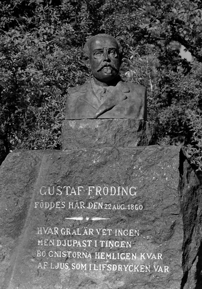 Minnesten med byst av Gustav Fröding. På stenen står texten " GUSTAV FRÖDING FÖDDES HÄR DEN 22 AUGUSTI 1860. HVAR GRAL ÄR VET INGEN MEN DJUPAST I TINGEN BO GNISTORNA HEMLIGEN KVAR AF LJUS SOM I LIFSDRYCKEN VAR "