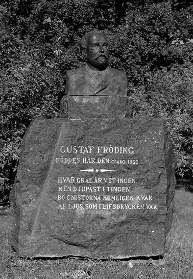 Minnesten med byst av Gustav Fröding. På stenen står texten " GUSTAV FRÖDING FÖDDES HÄR DEN 22 AUGUSTI 1860. HVAR GRAL ÄR VET INGEN MEN DJUPAST I TINGEN BO GNISTORNA HEMLIGEN KVAR AF LJUS SOM I LIFSDRYCKEN VAR "