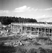 Första järnvägsbron mellan Viktoriagatan och Ådalsvägen under byggnad. Arnellsbacken går upp till vänster, Ådalsvägen bakom bron. 1930-tal.