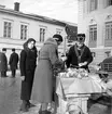 Torghandel, till höger Sundsvallsbanken i bakgrunden f.d. Edelswärds hus.