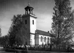 Timrå kyrka. Efter restaureringen 1949. Byggmästare Per Hagmansson. Vitputsad stenkyrka med torn. 1833-35 ändring  av tornöverbyggnaden