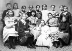 1909-1910 års sjätte klass i Härnösands elementarläroverk för flickor. Från vänster Anna Nordin, Ester Ask, Ingeborg Jansson, Tyra Ödmark, Ruth Lindgren, Lilly Öberg, Lisa Bylund, Eva Gustafsson, Anne-Marie Sandström (gift Stattin). Sittade: Elsa Stiernström, Sirir Dahl, Anna Jonsson, Siri Jansson, Greta Fahlén, Ester Modig.