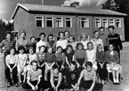 Forsnäs skola, klasserna 3-6. Längst bak fr v. Leif Tellmé, Anita Eriksson, Gudrun Hansson, Monica Blom, Gunilla Persson, Barbro Blom, Ingrid Eliasson, Vivi-Ann Hjältman, Sol-Britt Mähler, Lars Stenklyft, Lars-Gunnar Andersson.; Fr v. Gunilla Bergman, Rose-Marie Karlsson, Vanja Sjölén, Birgitta Hansson, Sibylla Persson, Eva Pettersson, Gun-Britt Lidén, Ulla Pettersson, Anita Mähler Andersson, Viola Höglund, Yvonne Grundberg.; Fr v. Uno Sjölén, Leif Hedin, Torbjörn Flodin, Sune Sjölén. Mellan Barbro Blom och Ingrid Eliasson syns lärarinnan Ellen Henriksson