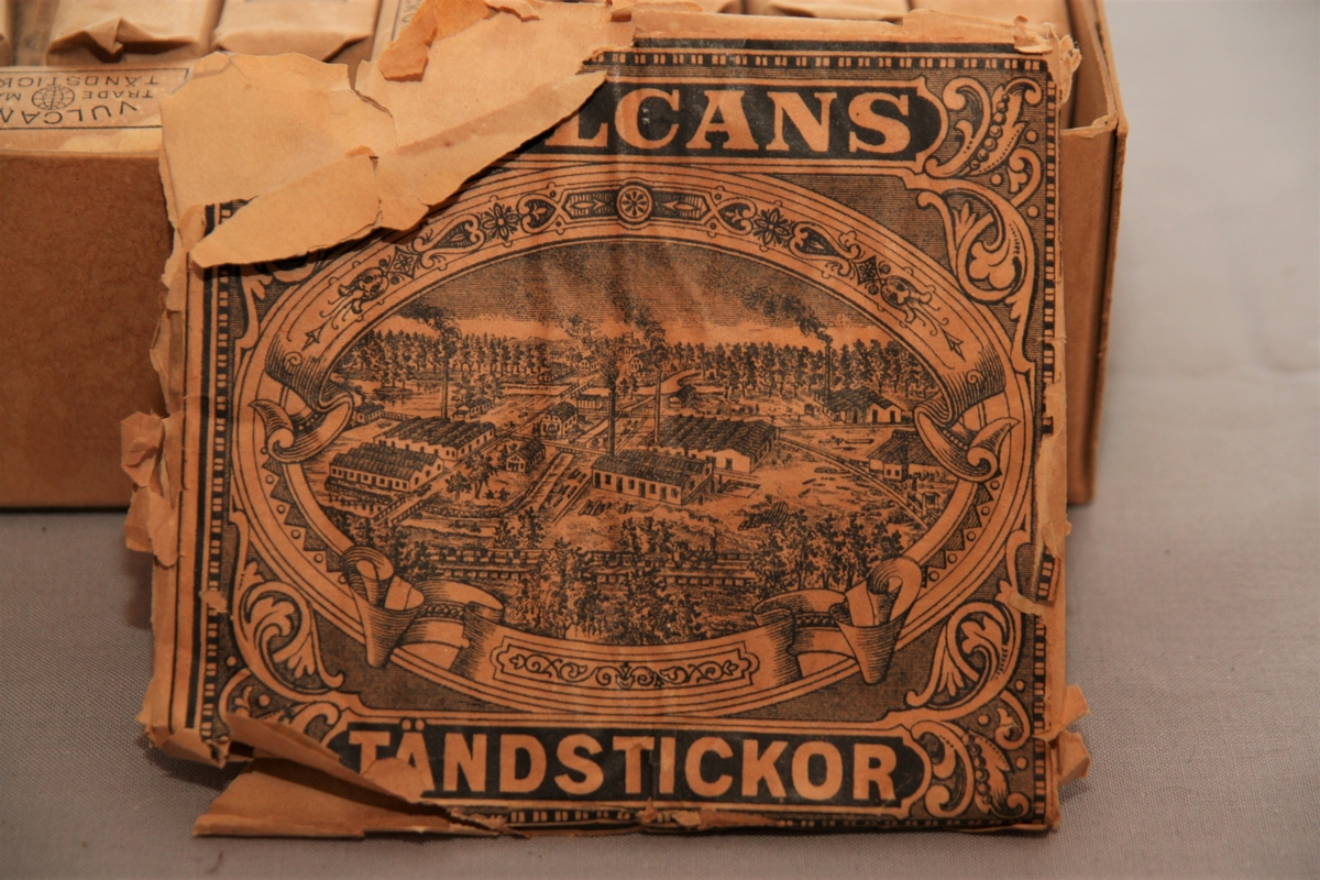 Tändsticksetui och inslagna tändstickor