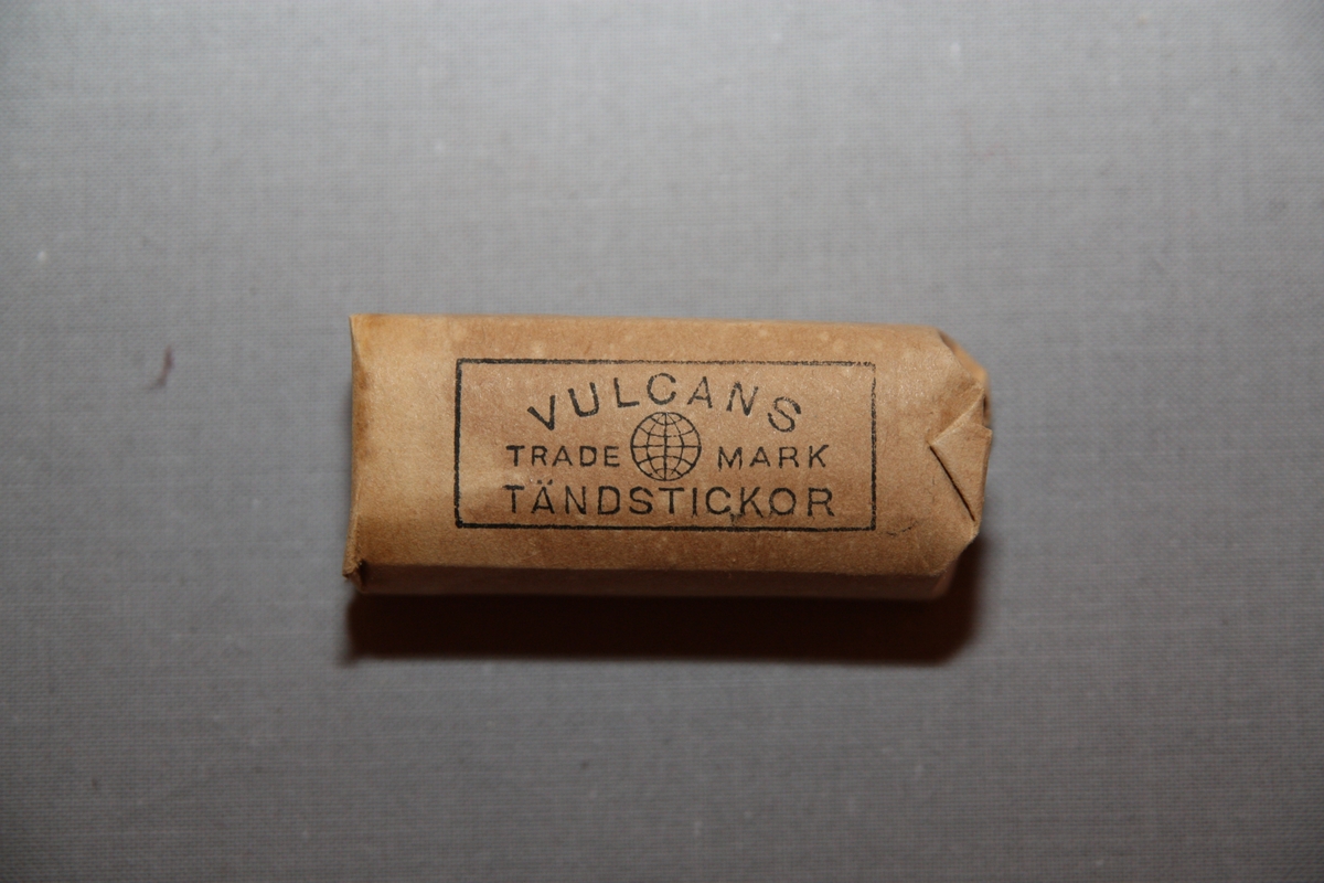 Tändsticksetui och inslagna tändstickor