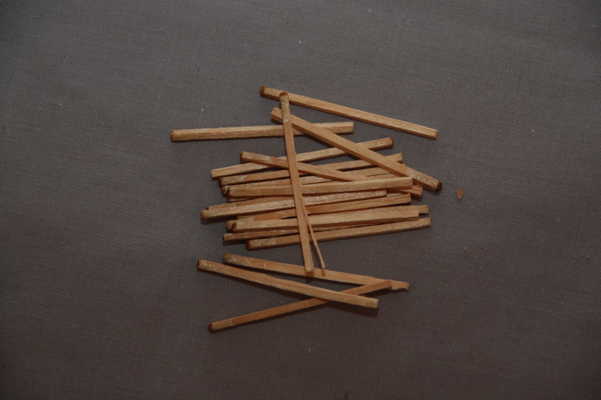 Tändsticksetui och inslagna tändstickor