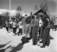 Turister utanför fjällstation, Abisko turiststation. Vinter och snö, soligt väder. Skidor och packning.