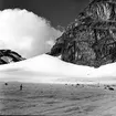 Dag Hammarskjöld går på glaciär i Sarekfjällen. Palkattjåkkos östvägg.