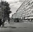 Fotgängare och fordon rör sig i trafiken på Vasagatan vid Stockholms central.