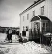 Folkliv vid Abisko turiststation, STF. Före utfärden;  män och kvinnor spänner på sig skidorna. Påsk.