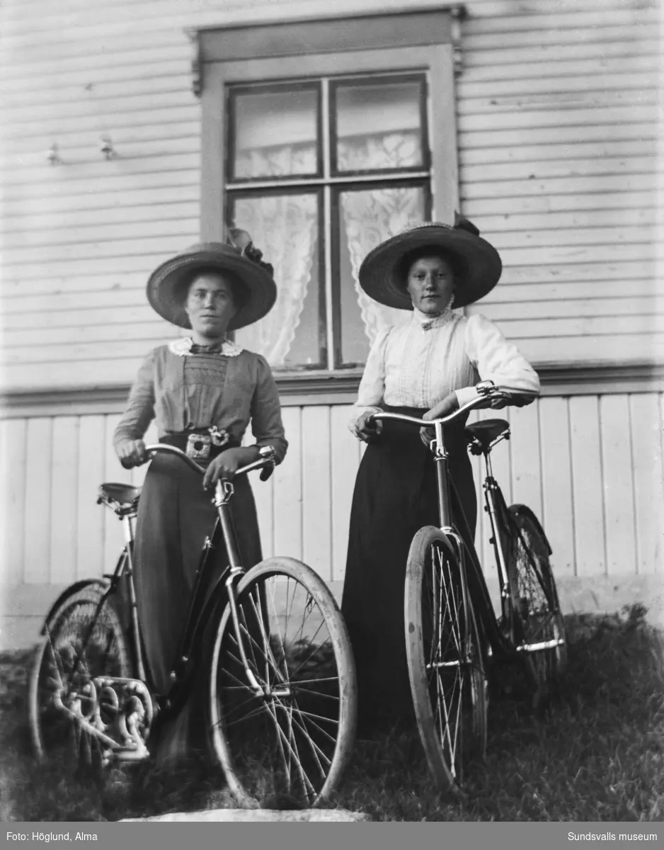 Porträttbild med två kvinnor med cyklar. Från vänster: Elin Bergman (f. Ålander) och Elise Norman, Slättån.