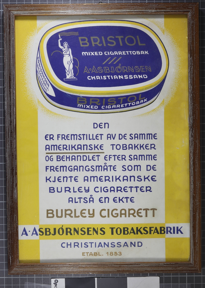 En boks Bristol mixed cigarettobakk over teskt som sier "Den er framstillet av de samme amerikanske tobakker og behandlet efter samme fremgangsmåte som de kjente amerikanske Burley cigaretter altså en ekte Burley cigarett"