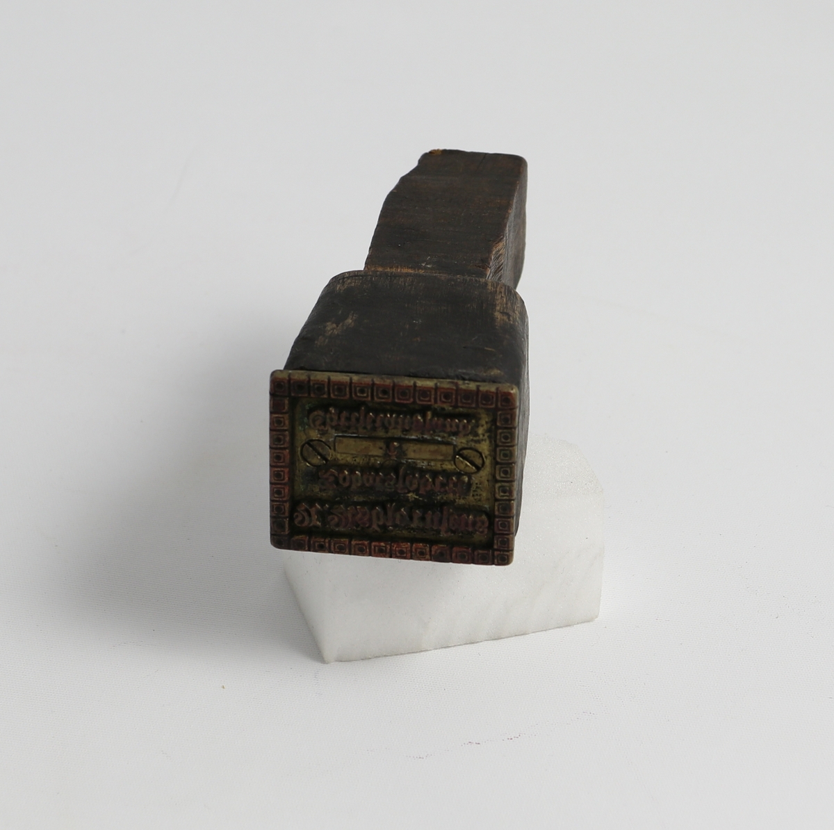 Trehåndtak med trehode og metallstempel. Stemplet sier A. Asbjørnsens Tobaksfabrik Christiansand