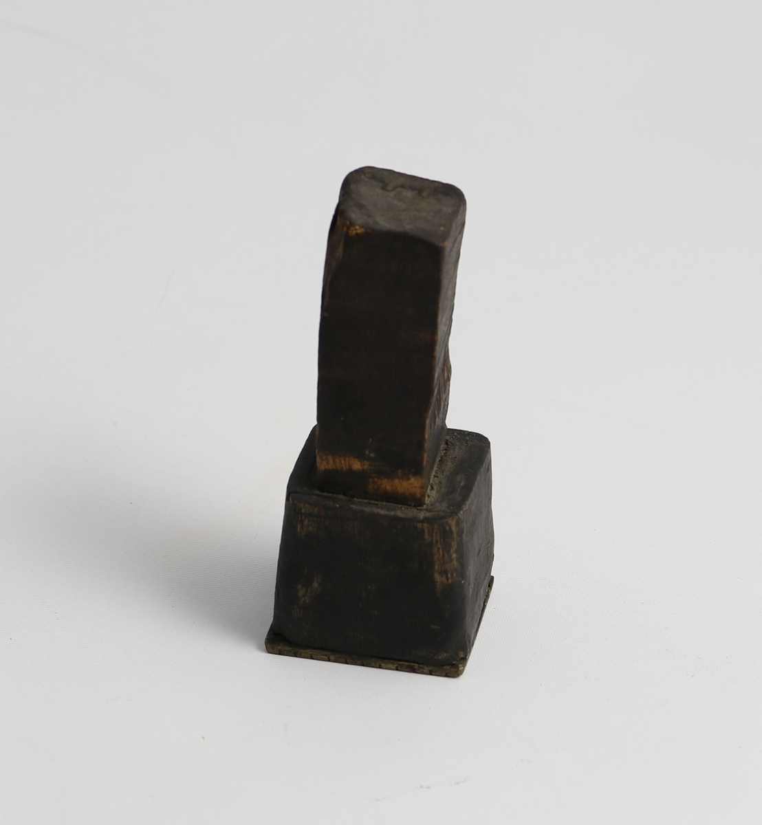 Trehåndtak med trehode og metallstempel. Stemplet sier A. Asbjørnsens Tobaksfabrik Christiansand