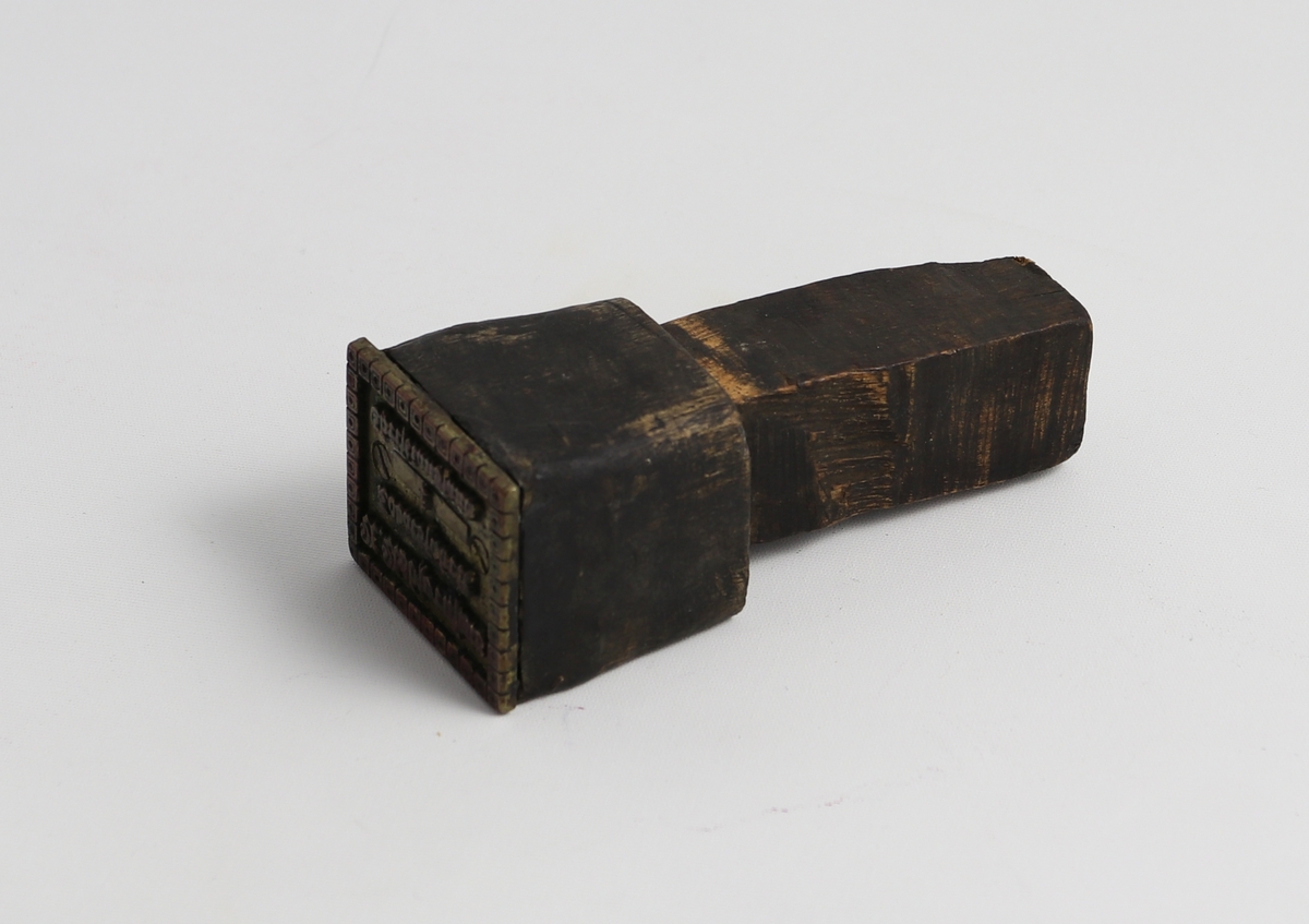 Trehåndtak med trehode og metallstempel. Stemplet sier A. Asbjørnsens Tobaksfabrik Christiansand