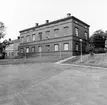 Domkapitelhuset, numera på Nygatan 14. Uppfördes 1844 som gymnastik- och sånghus för Härnösands gymnasium efter ritningar av arkitekt C.G. Blom-Carlsson. År 1973 flyttades byggnaden från kvarteret Rådhuset vid Nybrogatan till nuvarande plats. Byggnaden restaurerades då exteriört efter originalritningar. Byggnadsminnesmärke 1935