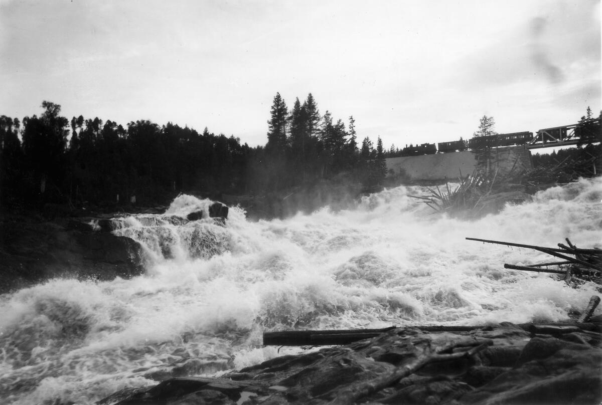 Vykort. Motiv av bron över Fjällsjöälven mellan Hoting och Forsmo. Idag ersatt av en ny bro. 