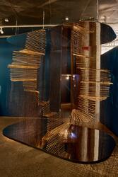 Mellom loft og kjellar [Skulpturell vevnad]