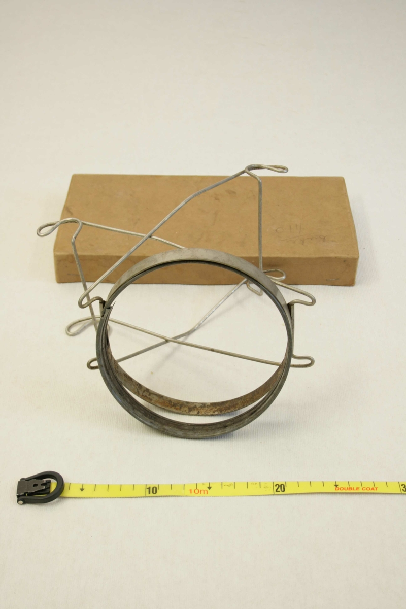 Metallstativ med to metallringer hvor en tekstil-sil festes, i pappeske