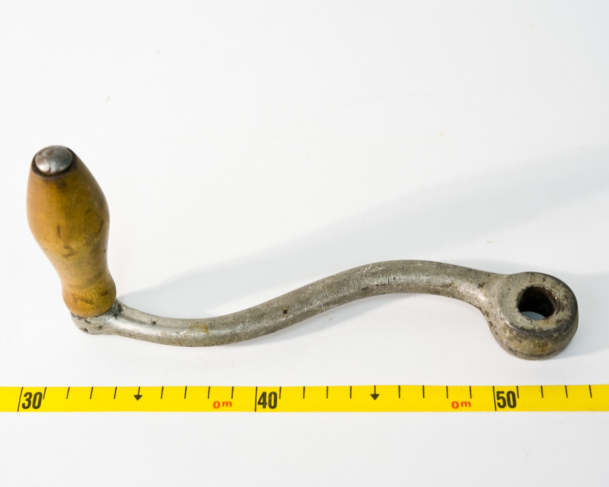 Støpt metallkvern med bordfeste for maling av kjøtt ag annen råvare. Håndrevet- avtakbar sveiv med trehåndtak.Inneholder en sylindrisk kvern med en spiralformet metallkniv og en perforert rund skive i front hvor det kvernete kjøttet kommer ut. Fronten kan skrus av for andre innsatser.