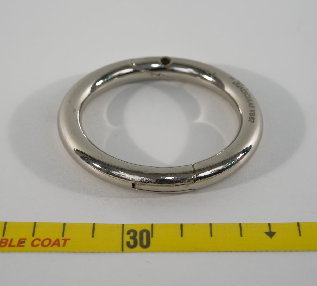 Metallring, med sirkelrundt tverrsnitt, to halvdeler som er hengslet sammen i den ene enden. I den andre enden er begge halvdelene skrådde slik at de kan skjøtes sammen og festes ved et lite hull tvers igjennom. Ringen ble montert, uten bedøving, gjennom nesen på oksen. De to endene ble skøytet fast med en liten skrue gjennom et hull i ringen. Neseringen ble brukt på oksen for å sikre trygg håndtering, som oftest på avlsstasjoner eller under visning på utstilling. Tidligere var det vanlig at en veterinær utførte arbeidet. 