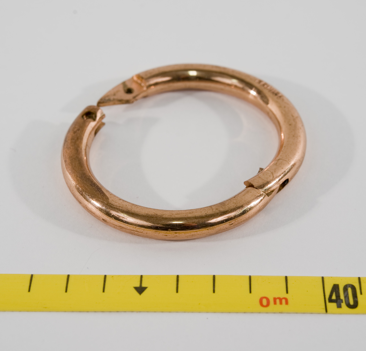 Metallring, med sirkelrundt tverrsnitt, to halvdeler som er hengslet sammen i den ene enden. I den andre enden er begge halvdelene skrådde slik at de kan skjøtes sammen og festes ved et lite hull tvers igjennom. Ringen ble montert, uten bedøving, gjennom nesen på oksen. De to endene ble skøytet fast med en liten skrue gjennom et hull i ringen. Neseringen ble brukt på oksen for å sikre trygg håndtering, som oftest på avlsstasjoner eller under visning på utstilling. Tidligere var det vanlig at en veterinær utførte arbeidet. 