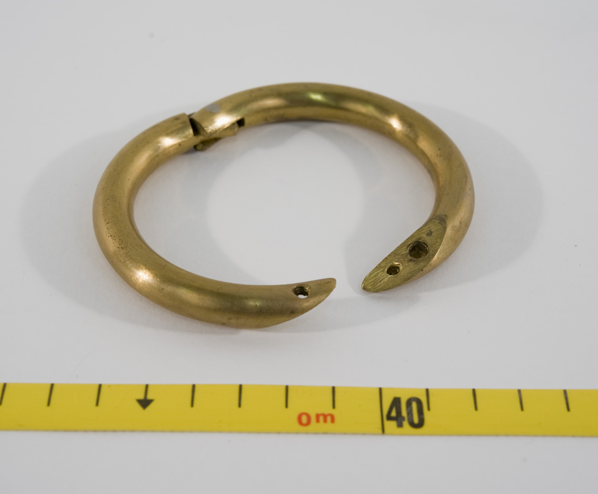 Metallring, med sirkelrundt tverrsnitt, to halvdeler som er hengslet sammen i den ene enden. I den andre enden er begge halvdelene skrådde slik at de kan skjøtes sammen og festes ved et lite hull tvers igjennom. Ringen ble montert, uten bedøving, gjennom nesen på oksen. De to endene ble skøytet fast med en liten skrue gjennom et hull i ringen. Neseringen ble brukt på oksen for å sikre trygg håndtering, som oftest på avlsstasjoner eller under visning på utstilling. Tidligere var det vanlig at en veterinær utførte arbeidet. 
