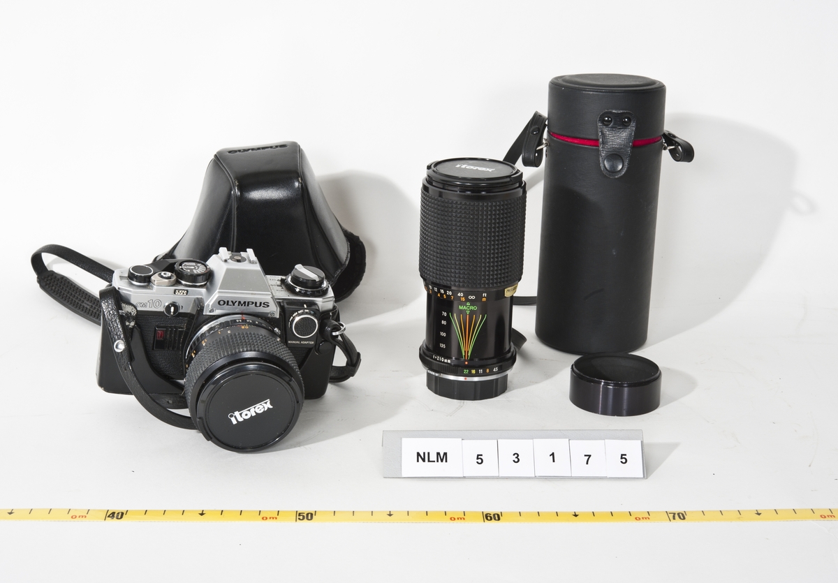 1: Olympus speilreflekskamera. 
2: Itorex objektiv, Auto Zoom 1:3, 5-4,5 - f = 28-50 mm. No 814147 ( er festet på     kamerahuset)
3: Itorex objektiv MC 1: 4,5 - f = 70-210 mm. No 704122. Ligger i objektivholder.