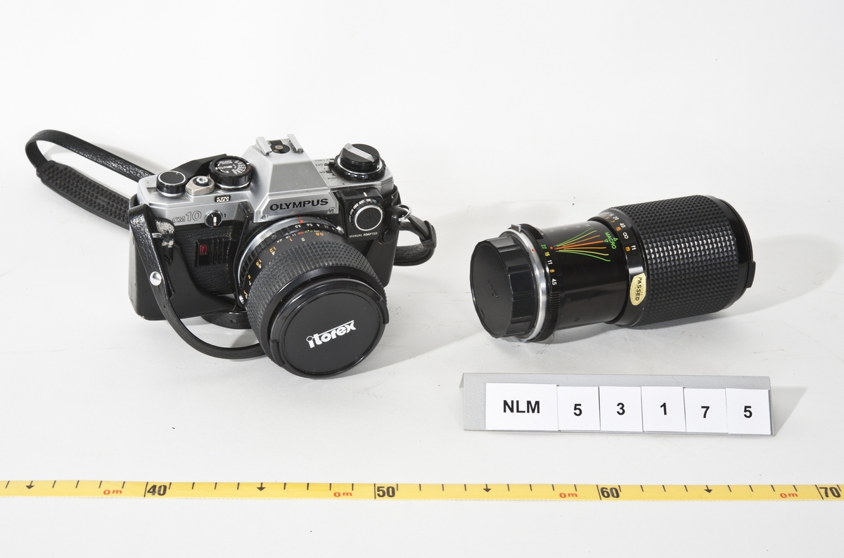 1: Olympus speilreflekskamera. 
2: Itorex objektiv, Auto Zoom 1:3, 5-4,5 - f = 28-50 mm. No 814147 ( er festet på     kamerahuset)
3: Itorex objektiv MC 1: 4,5 - f = 70-210 mm. No 704122. Ligger i objektivholder.