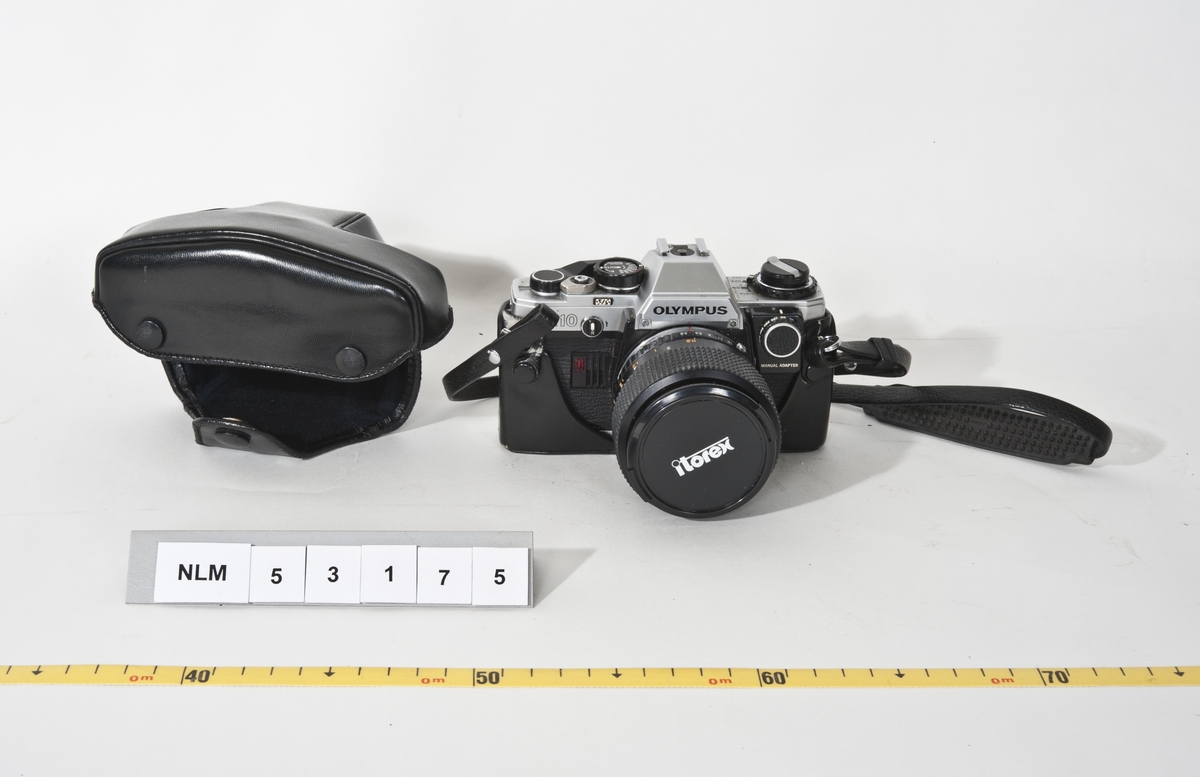 1: Olympus speilreflekskamera. 
2: Itorex objektiv, Auto Zoom 1:3, 5-4,5 - f = 28-50 mm. No 814147 ( er festet på     kamerahuset)
3: Itorex objektiv MC 1: 4,5 - f = 70-210 mm. No 704122. Ligger i objektivholder.