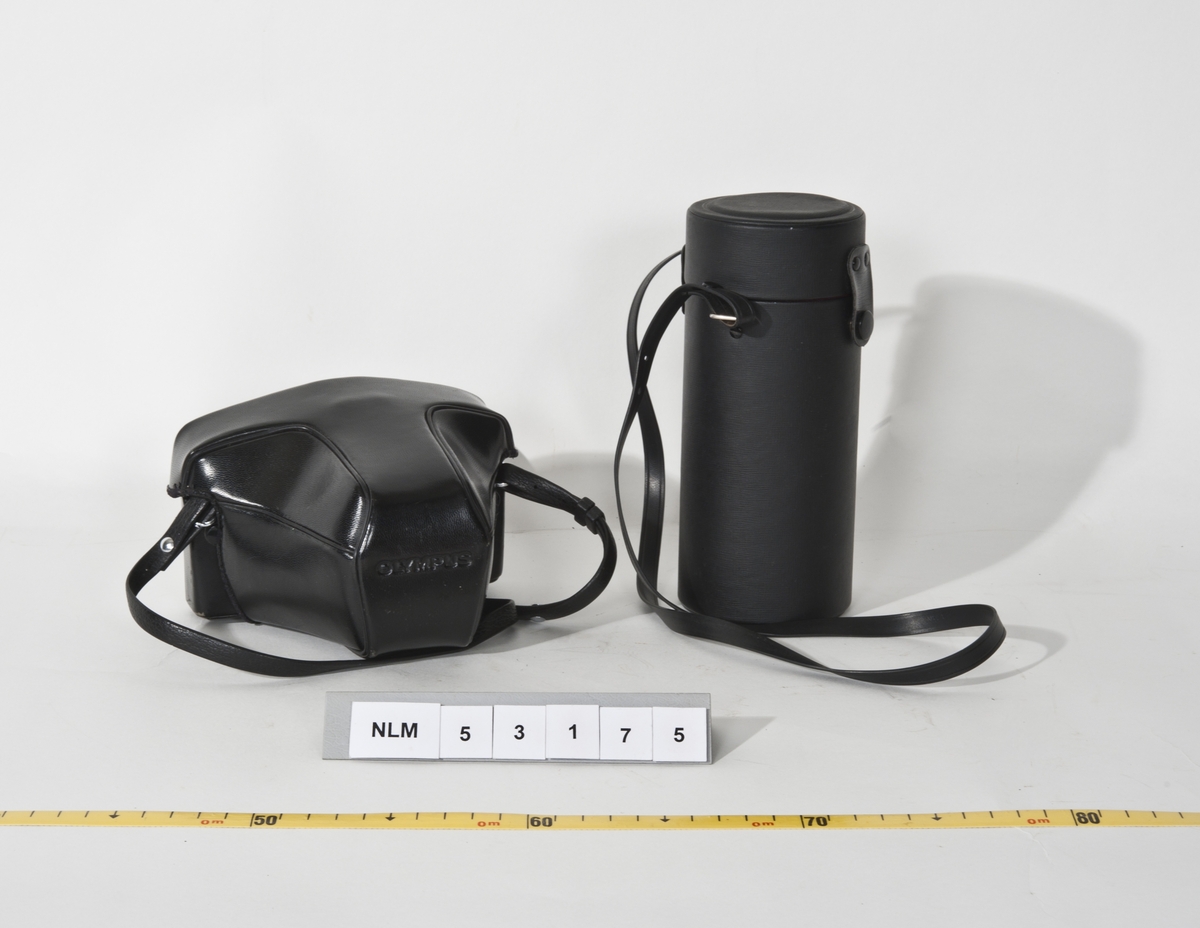1: Olympus speilreflekskamera. 
2: Itorex objektiv, Auto Zoom 1:3, 5-4,5 - f = 28-50 mm. No 814147 ( er festet på     kamerahuset)
3: Itorex objektiv MC 1: 4,5 - f = 70-210 mm. No 704122. Ligger i objektivholder.