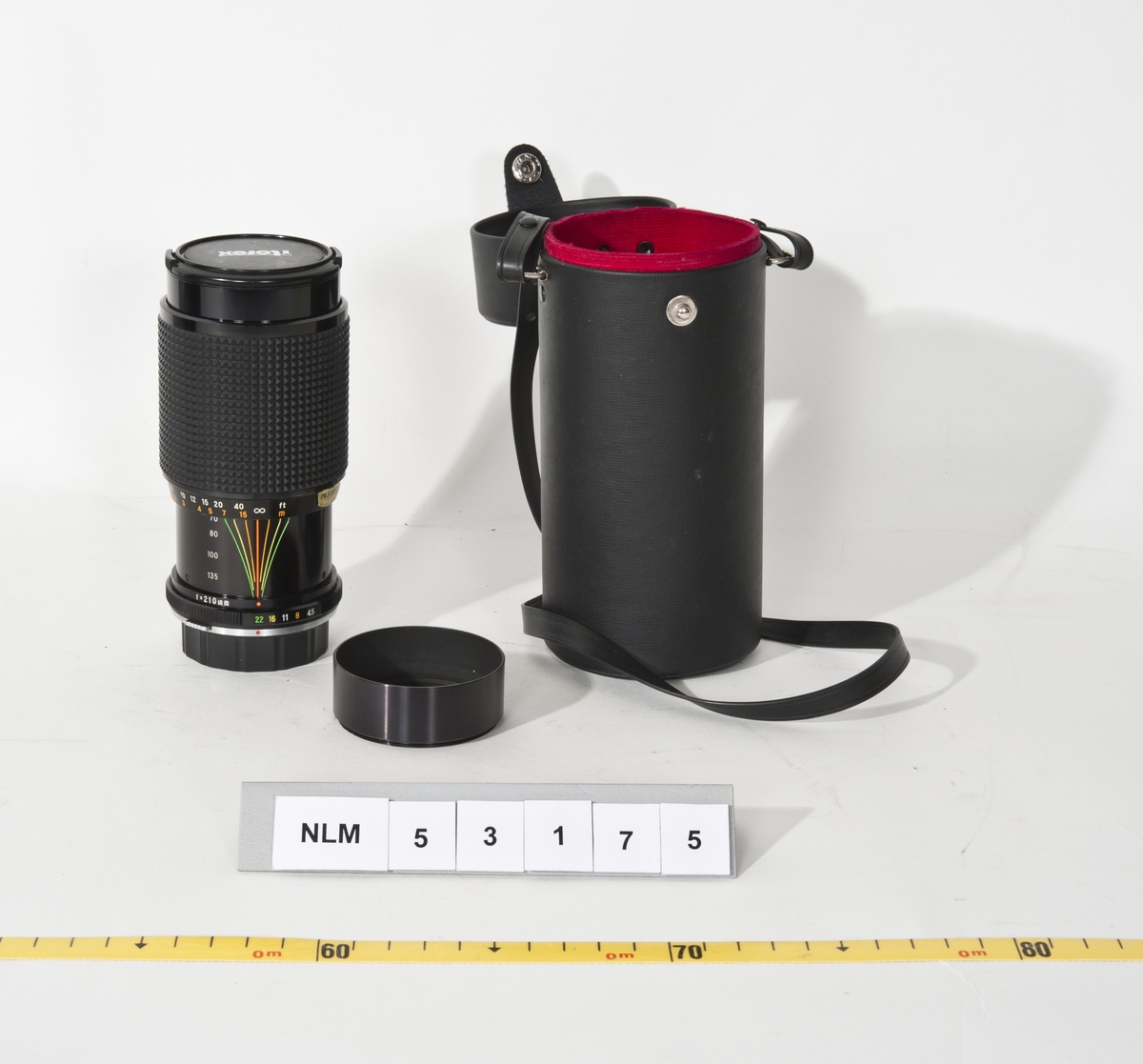 1: Olympus speilreflekskamera. 
2: Itorex objektiv, Auto Zoom 1:3, 5-4,5 - f = 28-50 mm. No 814147 ( er festet på     kamerahuset)
3: Itorex objektiv MC 1: 4,5 - f = 70-210 mm. No 704122. Ligger i objektivholder.