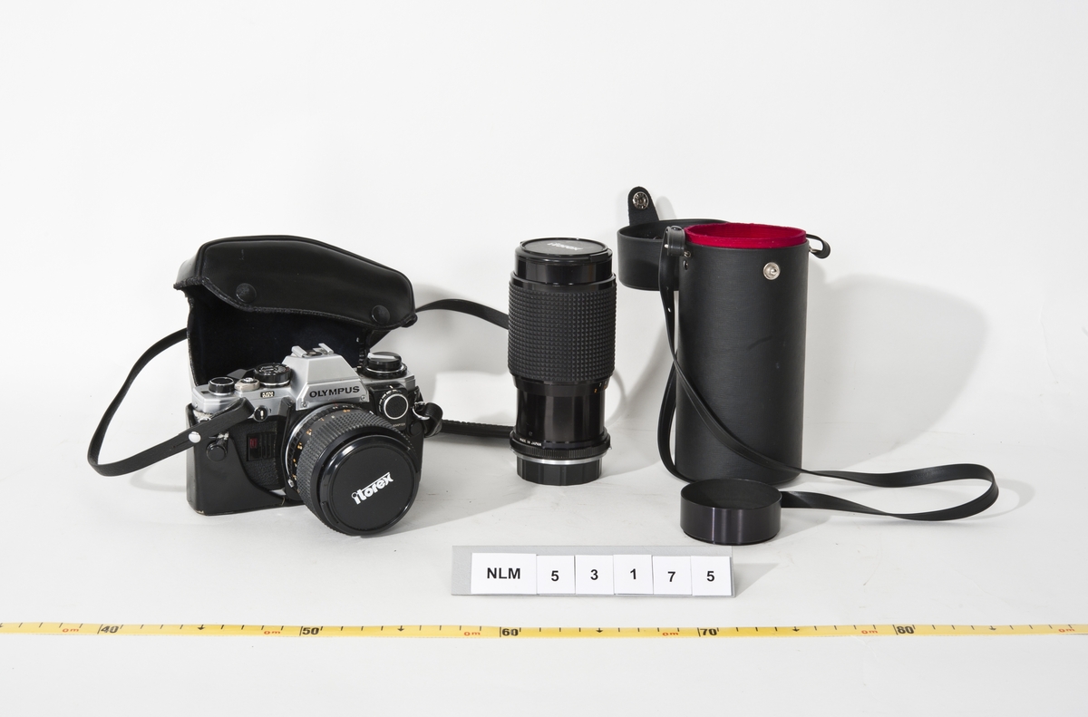 1: Olympus speilreflekskamera. 
2: Itorex objektiv, Auto Zoom 1:3, 5-4,5 - f = 28-50 mm. No 814147 ( er festet på     kamerahuset)
3: Itorex objektiv MC 1: 4,5 - f = 70-210 mm. No 704122. Ligger i objektivholder.