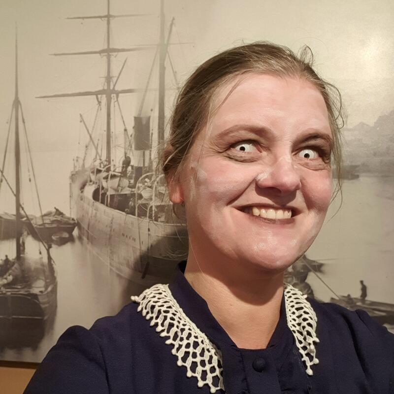 "Zombiedame" med hvite øyne til Halloween