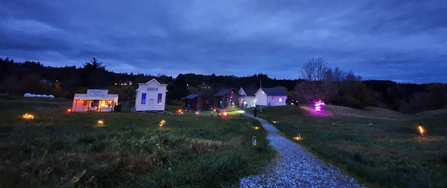 Halloween, lys spredd utover Prærien i kveldsmørket