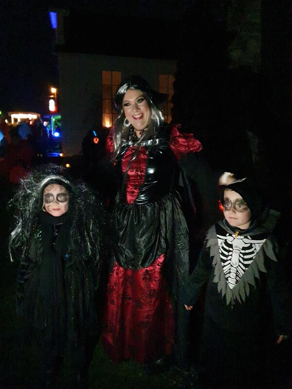 Knask eller knep for Stor og liten utkledd til Halloween