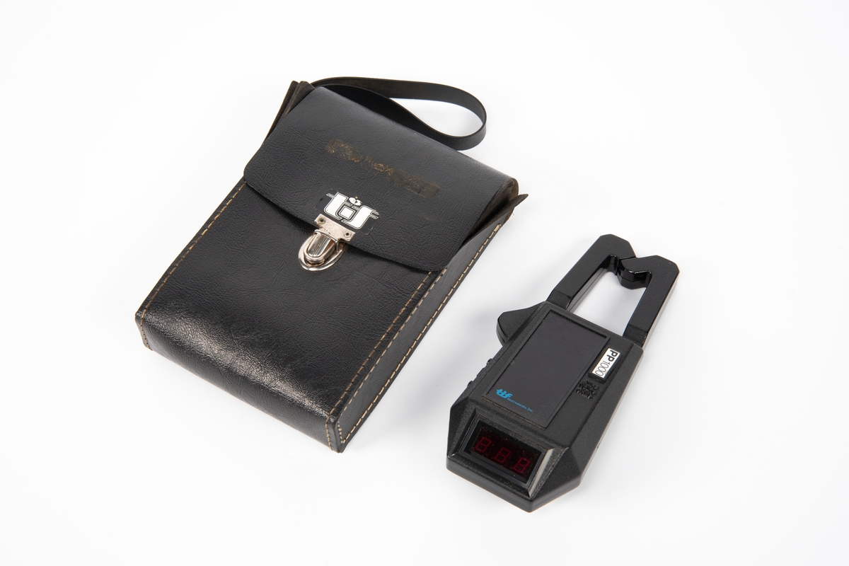 Digitalt tangmultimeter med etui.