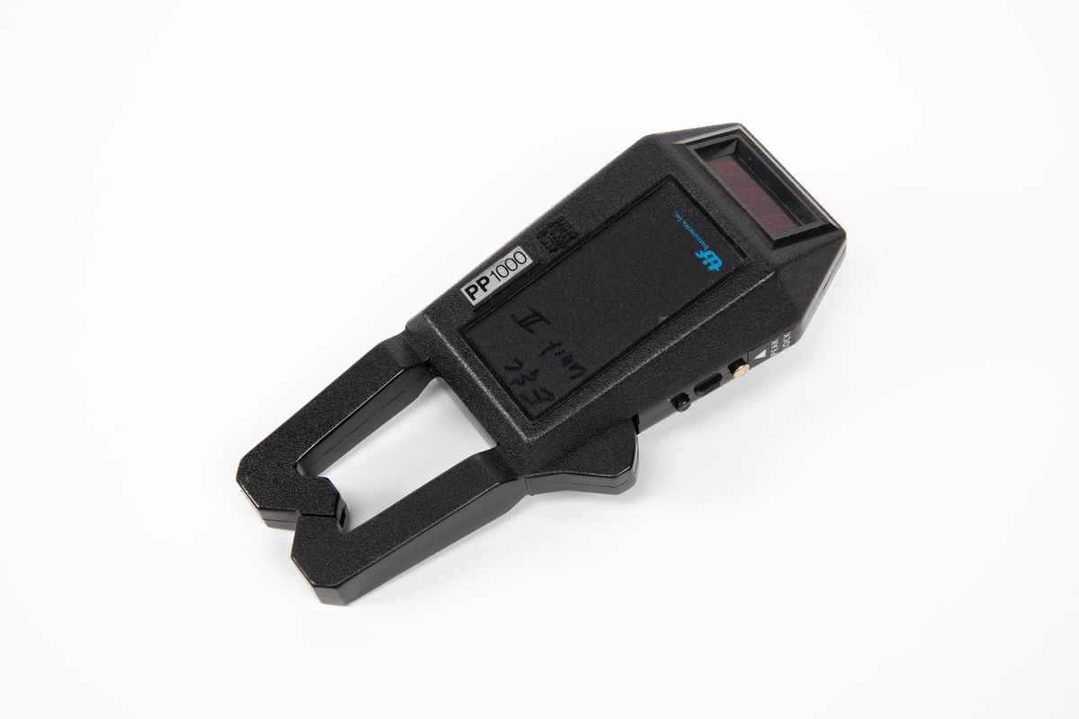 Digitalt tangmultimeter med etui.