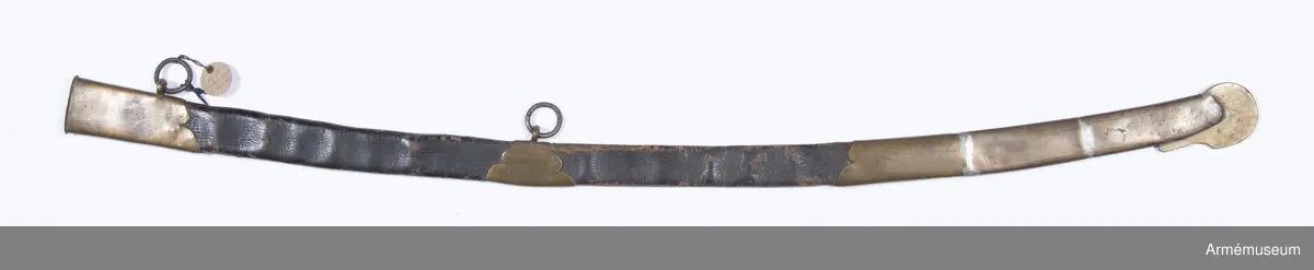 Balja av läder med tre mässingsbeslag och två koppelringar av järn.