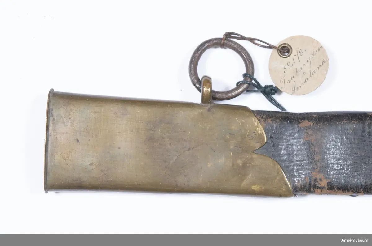 Balja av läder med tre mässingsbeslag och två koppelringar av järn.