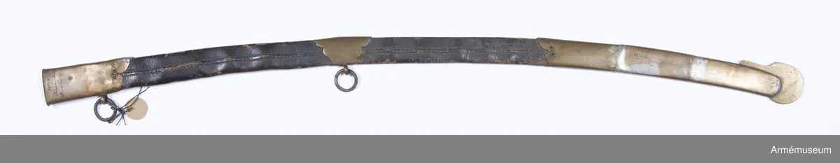 Balja av läder med tre mässingsbeslag och två koppelringar av järn.