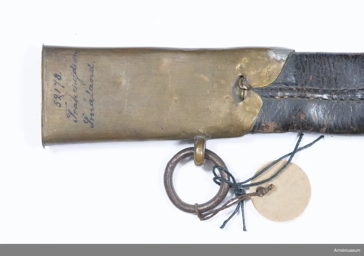 Balja av läder med tre mässingsbeslag och två koppelringar av järn.